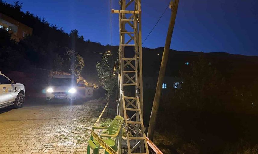 Osmaniye'de elektrik direğine kamera takarken akıma kapılan işçi ağır yaralandı