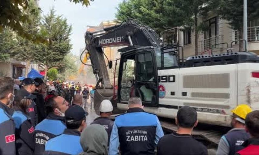 Maltepe'deki çöken binanın üst katları kontrollü şekilde yıkılıyor