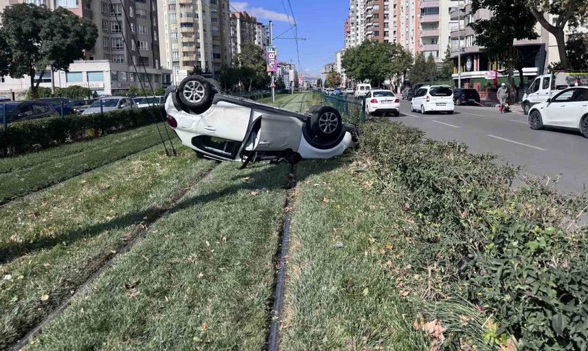 Kayseri'de devrilen otomobil tramvay yoluna girdi: 1 yaralı