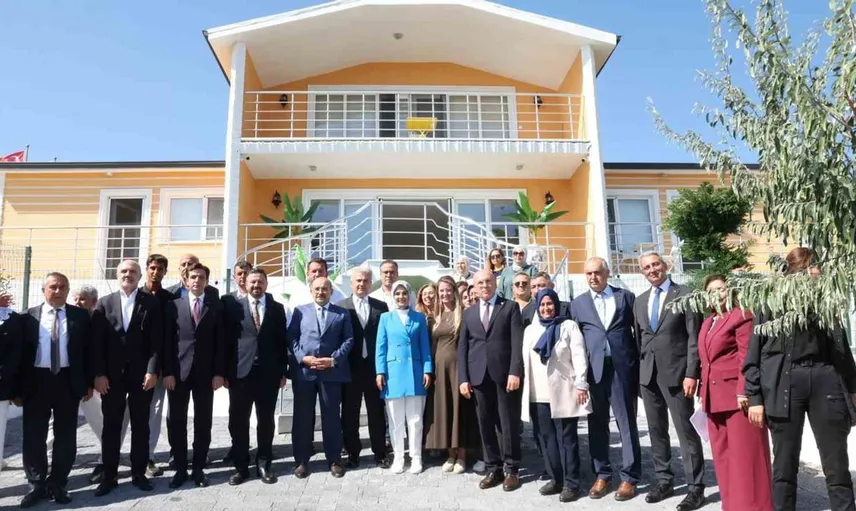 Bakan Göktaş, koruma altında yetişen çocuklarla atölye etkinliklerinde buluştu