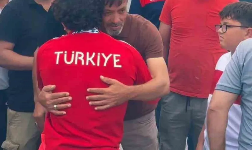 Güreşin yıldızı Ahmet Duman memleketinde büyük bir coşkuyla uğurlandı