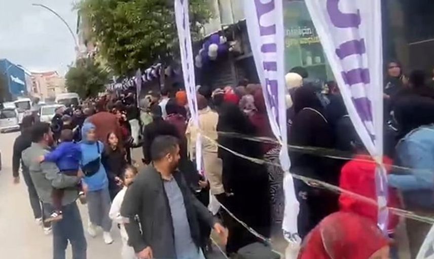 Darıca'da açılış indirimine yoğun ilgi: Zabıta devreye girdi