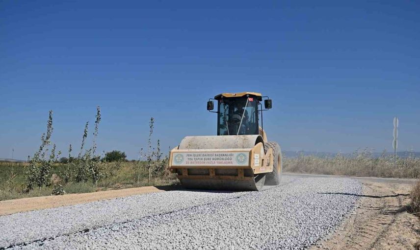 Tarım yolları yenileniyor: Manisa'da çiftçilerin toz çilesi sona eriyor