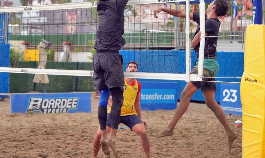 Alanya plaj voleybolu turnuvasında 64 takım şampiyonluk peşinde