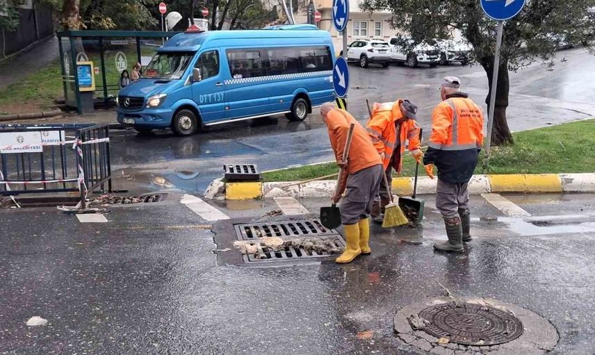 Şile Belediyesi, sağanak yağışla mücadelede kesintisiz çalışma yürütüyor