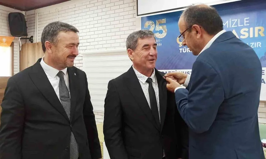 Cumhuriyet Halk Partisi'nden AK Parti'ye geçen meclis üyesi partinin üye sayısını artırdı
