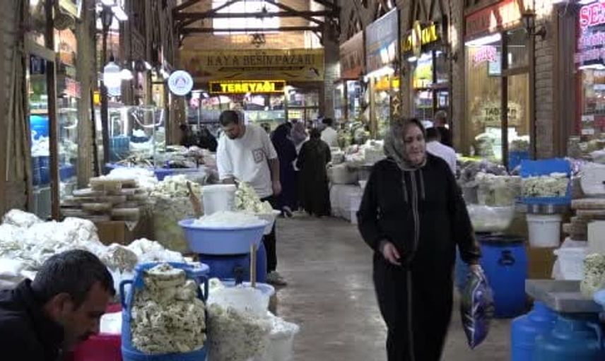 Van'ın otlu küp peyniri kış sofraları için hazırlanıyor