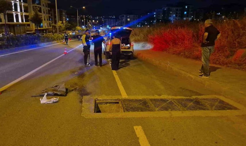 Açık rögar kapağına çarpan otomobil 200 metre sürüklendi