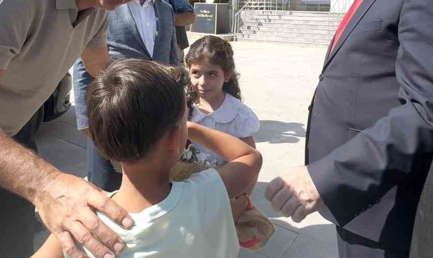 Vali ve vekil çocuklarla geleneksel oyun oynamayı tercih etti