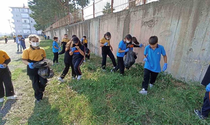Havza'daki okulda temizlik günü etkinliği ile çevre bilinci artırıldı