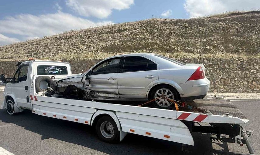 Sarıkamış'ta refüje çarpan otomobilin sürücüsü yaralandı
