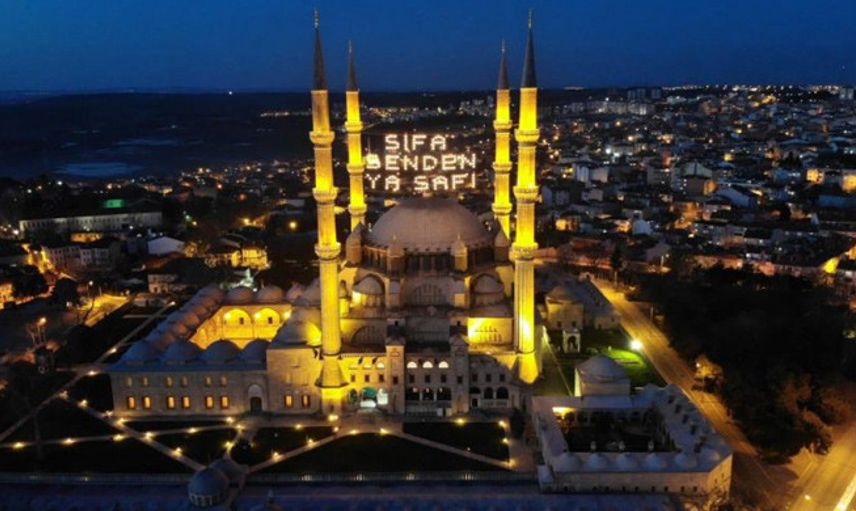 Edirne Selimiye Camii'ne "Şifa Senden Ya Şafi" Yazılı Mahya Asıldı