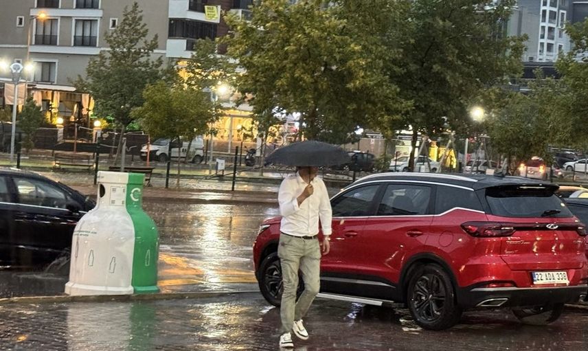 Edirne'de Aniden Bastıran Sağanak Yağış Hayatı Olumsuz Etkiledi