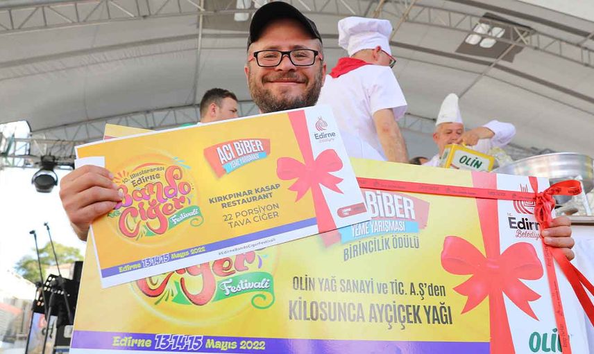 Edirne'de düzenlenen Acı Biber Yeme Yarışması'nda 90 acı biber yedi: Ağırlığınca ayçiçeği yağı kazandı!