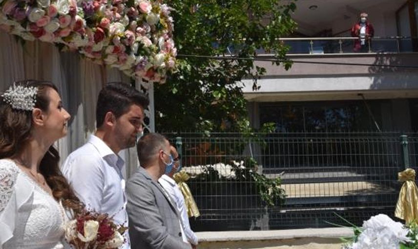 Edirne'de Gelin ve Damat İstedi, Korona Tedavisi Gören Belediye Başkanı Kırmadı