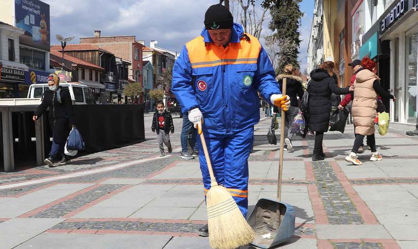 Edirne'de temizlik görevlisinin süpürgesiyle oynayan yavru köpek izleyenleri gülümsetti
