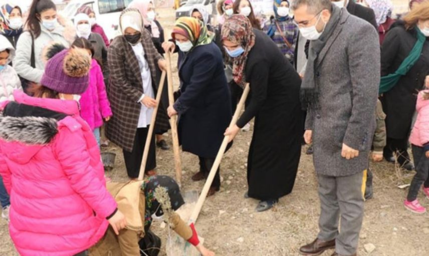 Edremit’te Kadınlar Gününe Özel Fidan Dikildi