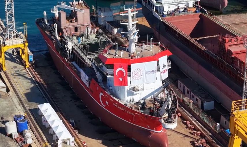 Yerli tarama gemisi UAB Mavi Vatan suyla buluştu