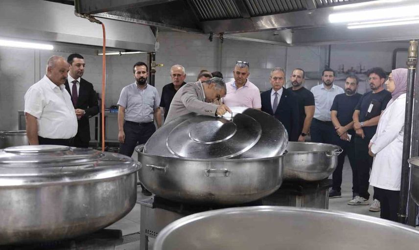 Aydın Adnan Menderes Üniversitesi rektörü Kent, merkez yemekhanesini inceledi