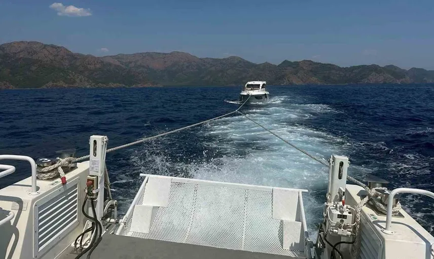 Sahil Güvenlik ekipleri Marmaris açıklarında arızalanan motoryattaki 7 kişiyi kurtardı