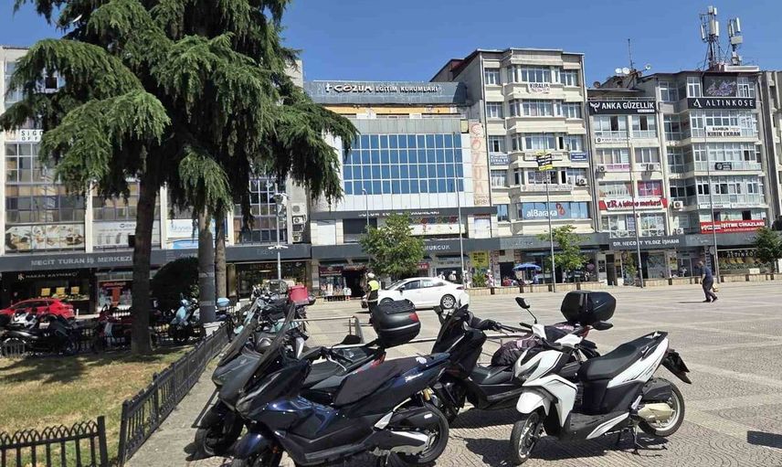 Samsun Cumhuriyet Meydanı'na park eden araçlara ceza