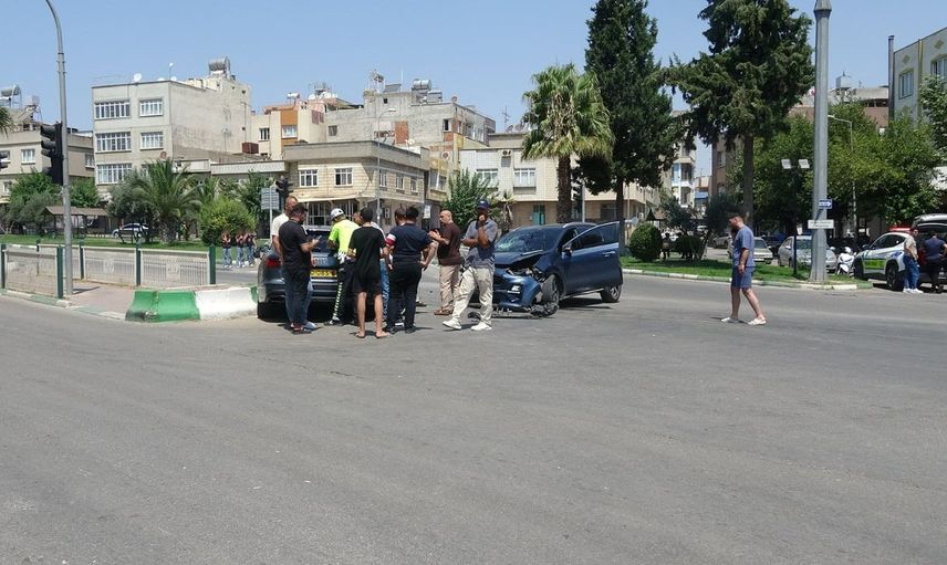 Kilis'te iki otomobil çarpıştı, 4 kişi hastaneye kaldırıldı