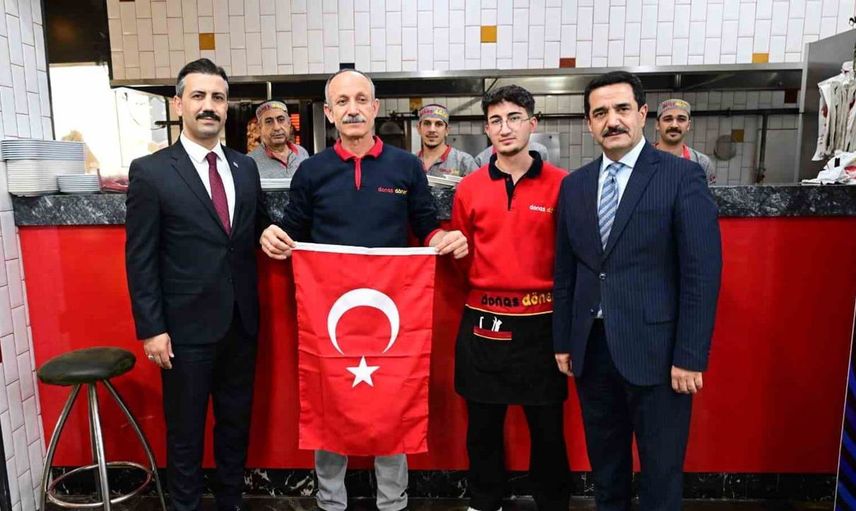 Cumhuriyet Bayramı'nda vatandaşlara bayrak dağıtan başkan taştan