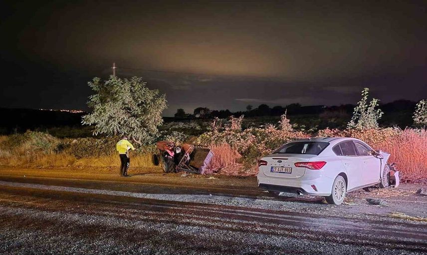 Gaziantep'te otomobil ve traktör çarpıştı: 3 kişi yaralandı