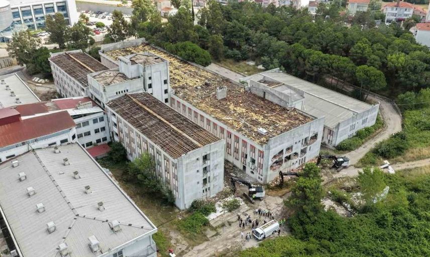 Sinop'ta eski hastane binasının yıkımına başlandı