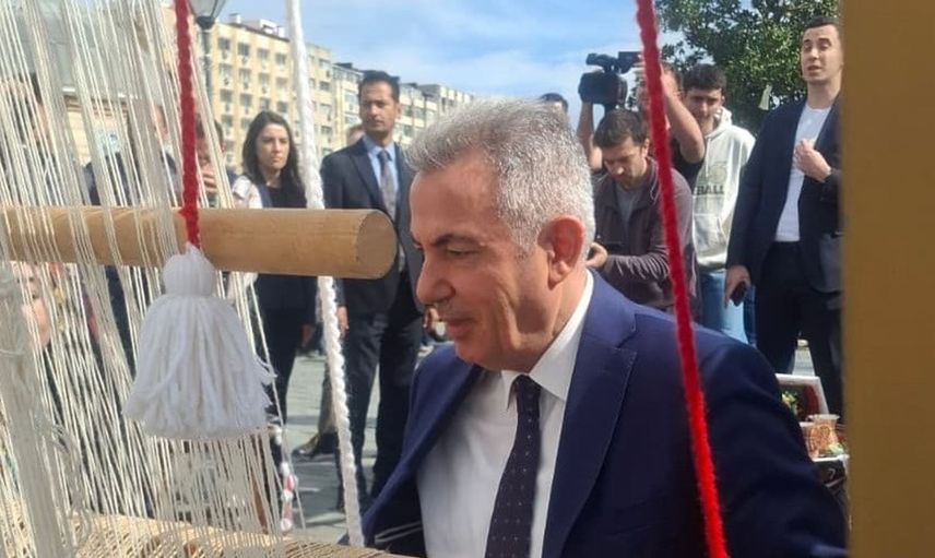 İzmir'de Türk bayrağı dokuma etkinliği başladı: İlk ilmek Vali Elban'dan