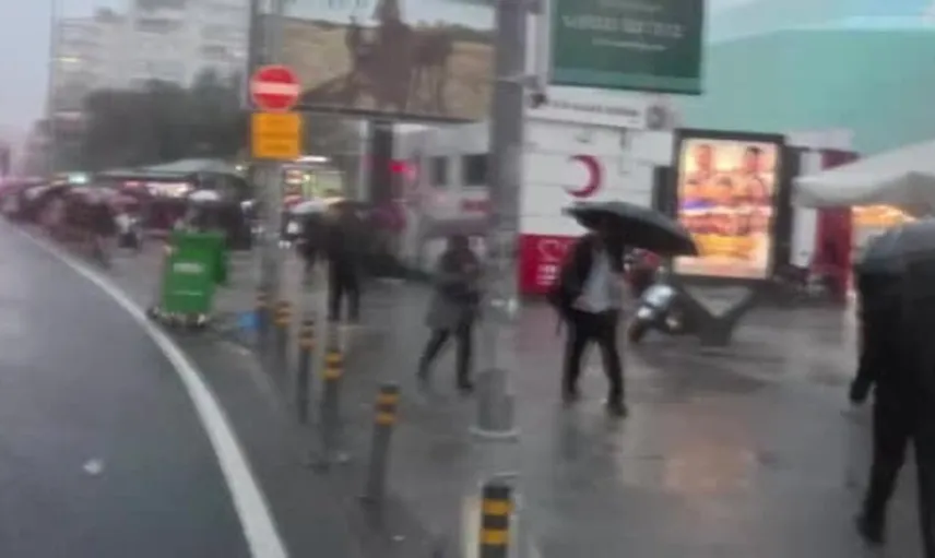 İstanbul'da yağış sonrası toplu taşıma duraklarında kalabalık görüntüler