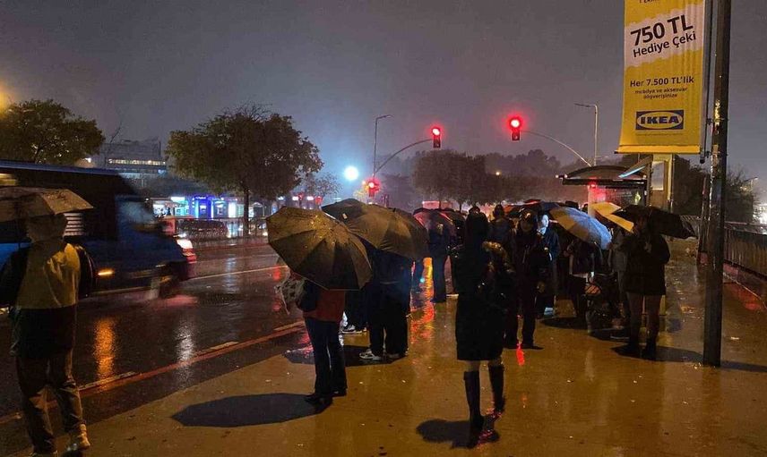 İstanbul'da şiddetli yağış sonrası Perpa duraklarında vatandaş yoğunluğu