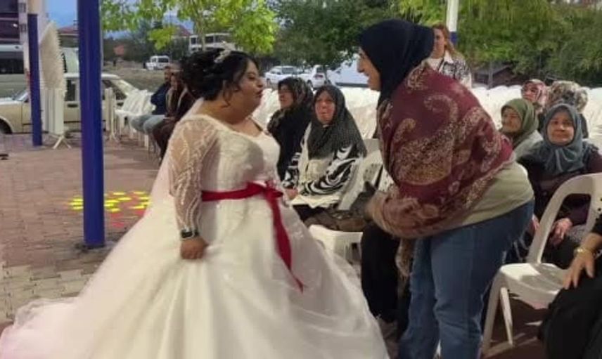 Burdur'da down sendromlu Elif'in temsili düğününde aile mutluluğu