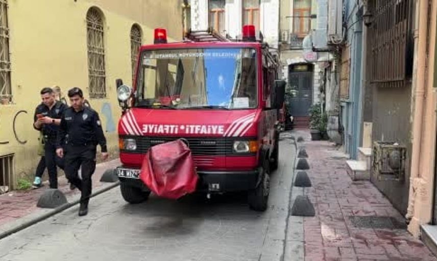 Beyoğlu'nda boş binada yangın çıktı: Vatandaşlar paniğe kapıldı