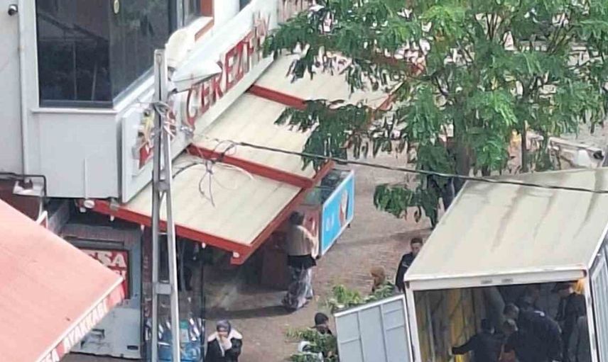 Esenyurt'ta cam devrildi, iki işçi hastaneye kaldırıldı