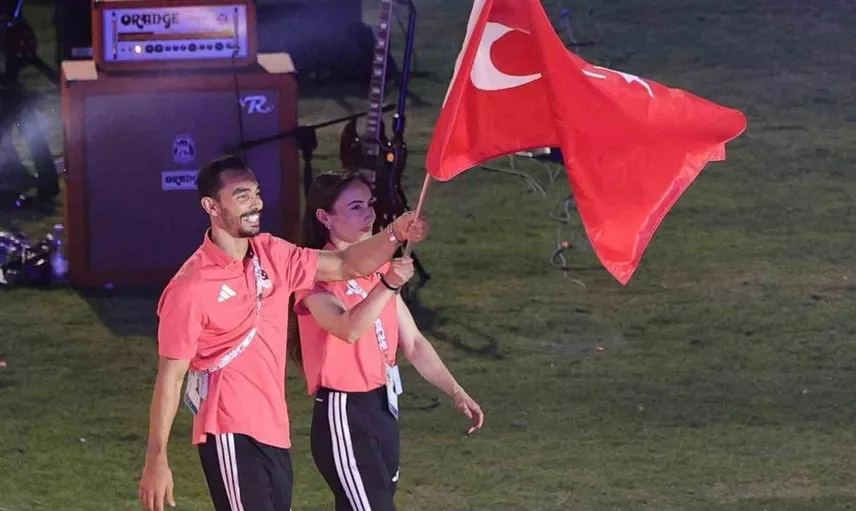 Akdeniz Oyunları'nda Türkiye'yi gururlandıran sporculara bakan Bak'tan övgü