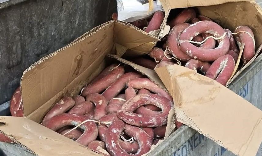 Gönen fuarı sonrası çöp konteynerinde kaynağı belirsiz sucuklar bulundu