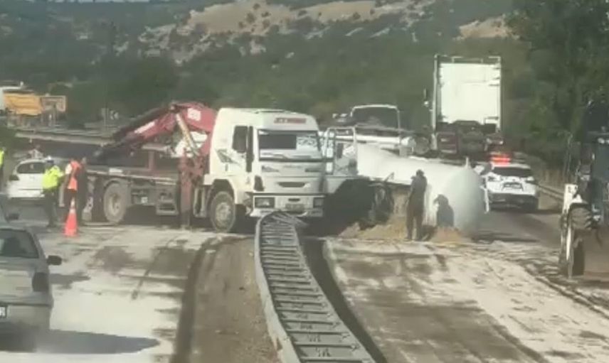 Malatya-Adıyaman kara yolunda yakıt tankeri devrildi
