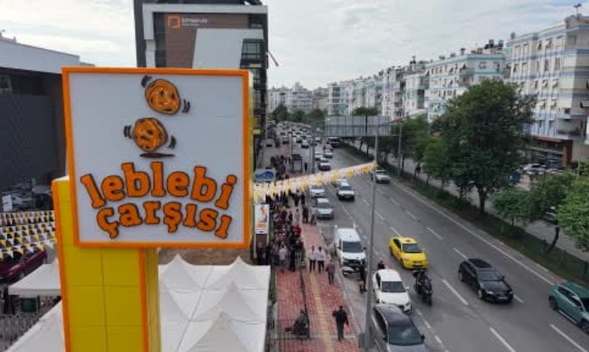 Antalya’da yoğun ilgiyle açılan leblebi çarşısı lezzetlerini tanıtıyor