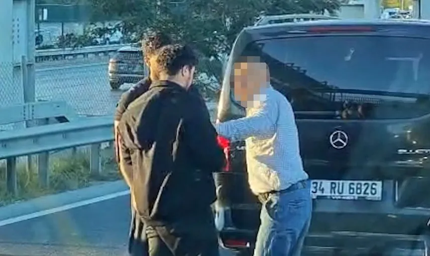 Kağıthane'de trafik kazası sonrası kargaşa: yumruklu ve sopalı kavga kamerada