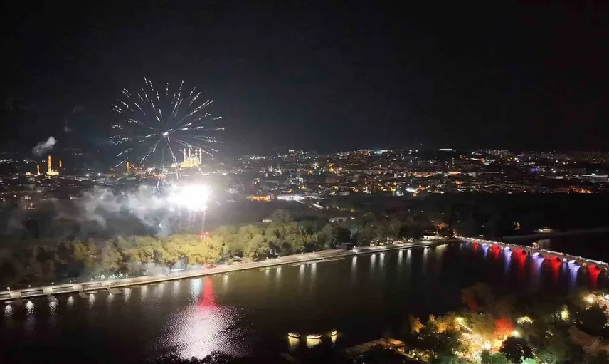 Edirne'de 30 Ağustos Zafer Bayramı coşkusu: Meriç'te muhteşem havai fişek gösterisi