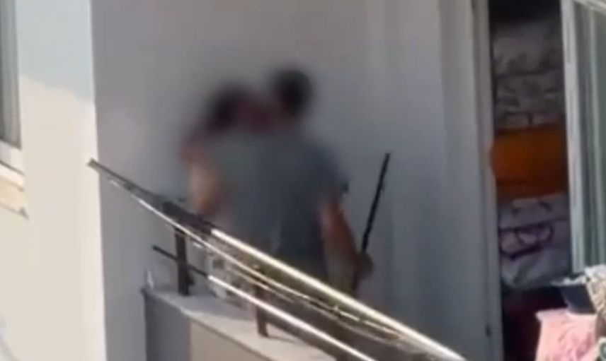 Adana'da balkonda kadına şiddet anı cep telefonu ile kaydedildi