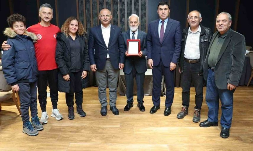 76 yaşındaki sporcu 10 kilometreyi 57 dakikada koşarak birinciliği elde etti