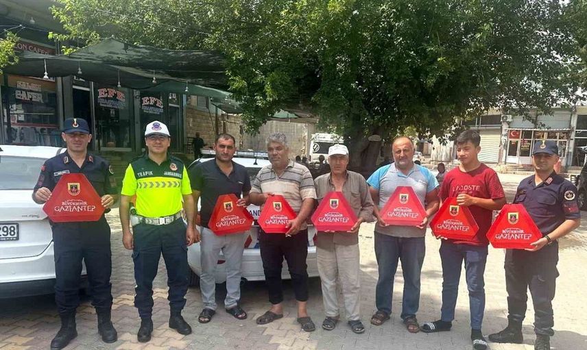Gaziantep'te jandarmadan tarım işçilerine güvenli trafik eğitimi ve reflektör desteği
