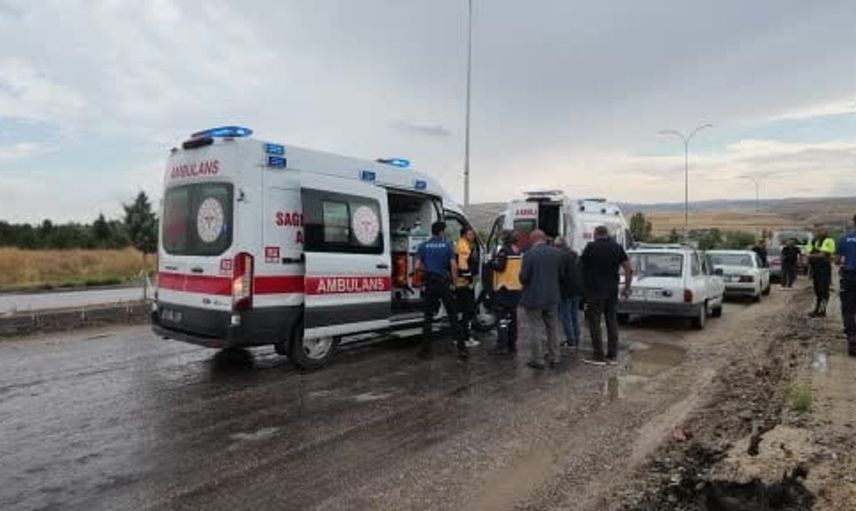 Kırıkkale'de iki otomobil çarpıştı: 3 yaralı