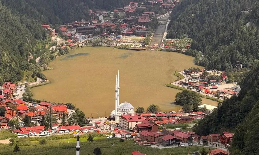 Uzungöl'deki renk değişimi, yağışların etkisiyle dikkat çekiyor