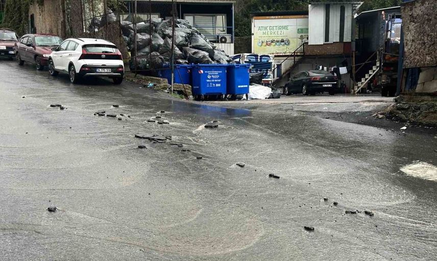 Beykoz'da sağanak yağış yolları göle çevirdi: Araçlar güçlükle ilerledi