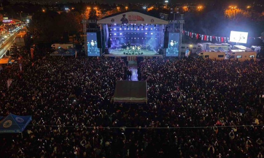 Tuzla'da cumhuriyet coşkusu edis konseriyle zirveye ulaştı