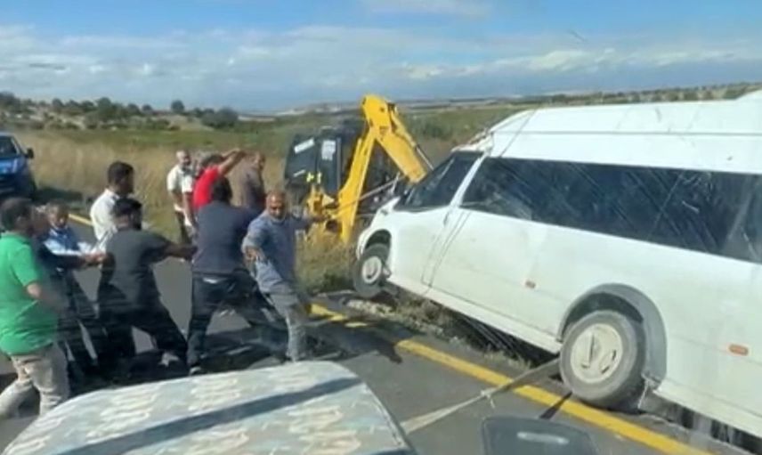 Şarampolde askıda kalan minibüs, vatandaşlar ve jandarma yardımıyla kurtarıldı