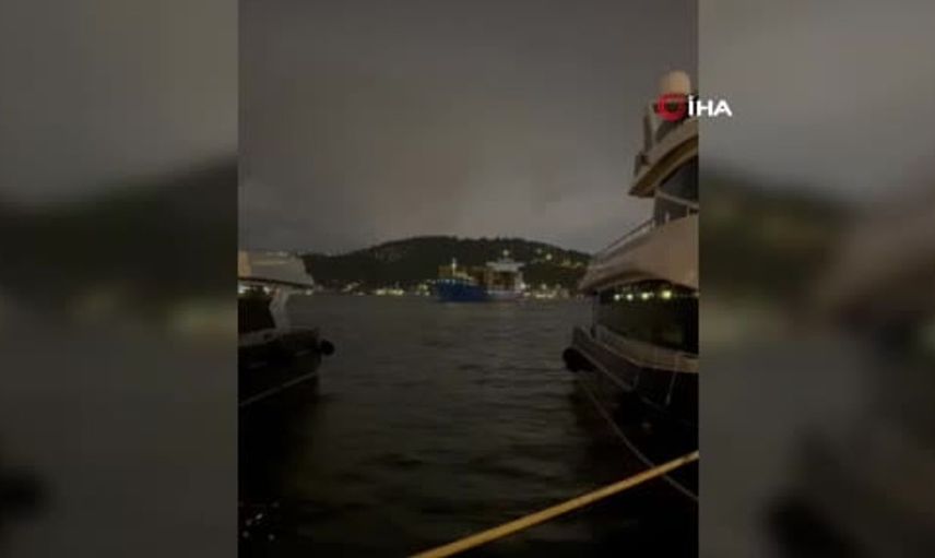 İstanbul Boğazı'nda gemi arıza yaparak ters döndü